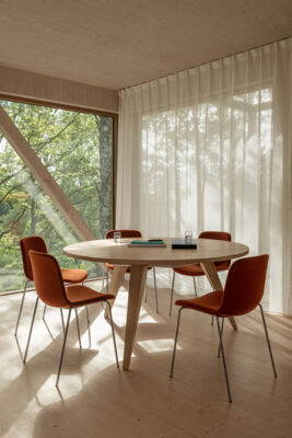 Lammhults_Gradechair_upholstered_rust_chrome_Ponto_table_ash_e05.JPG
